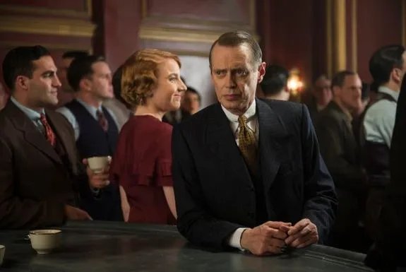 Nucky Thompson (Steve Buscemi) müht sich umsonst um die Gunst des Begründers des Kennedy-Clans. &copy; HBO