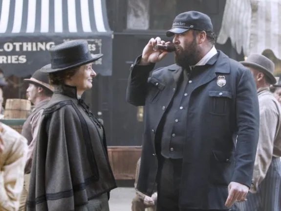 Sister Harriet (Cara Seymour) und Cleary (Chris Sullivan) in den dreckigen Straßen New Yorks &copy; Cinemax