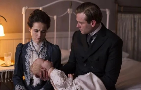 Gallinger (Eric Johnson) und seine Frau Eleanor (Maya Kazan) trauern um ihre verstorbene Tochter. &copy; Cinemax