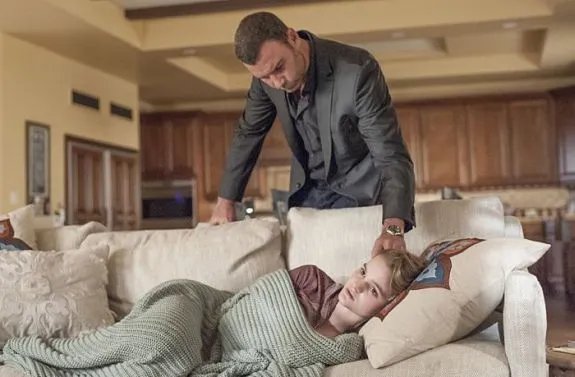 Ray (Liev Schreiber) spendet seiner Tochter Bridget (Kerris Dorsey) ein wenig Trost. &copy; Showtime