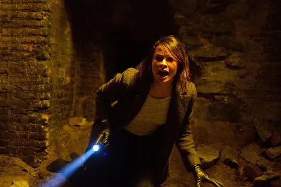 Nora (Mia Maestro) hat ihre Mutter zurückgelassen; um auf Vampirjagd gehen zu können. &copy; FX
