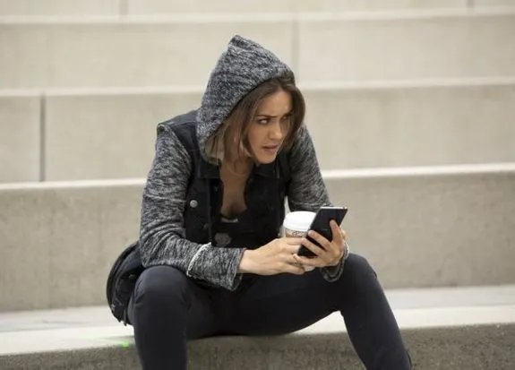 Undercover-Liz: Elizabeth Keen (Megan Boone) glaubt; sich versteck zu müssen. &copy; NBC