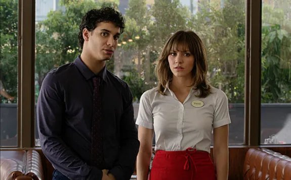 Walter (Elyes Gabel) und Paige (Katharine McPhee) versuchen Leben zu retten. &copy; CBS