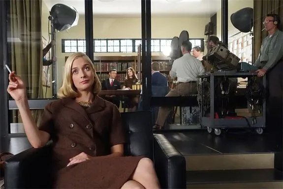 Libby (Caitlin Fitzgerald) ist gelangweilt. © Showtime