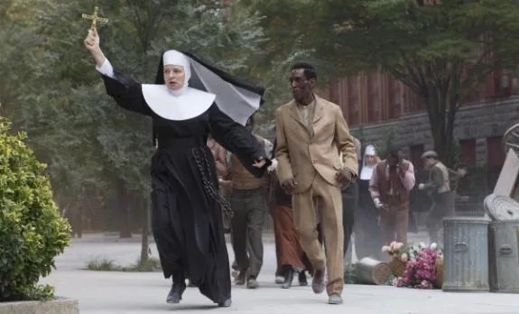 Harriet (Cara Seymour) greift während des Aufruhrs zum göttlichen Beistand. &copy; Cinemax