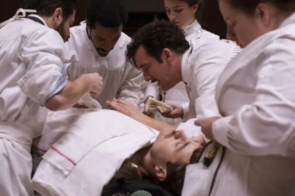 Thackery (Clive Owen) und Kollegen operieren am schwerverwundeten Polizisten. &copy; Cinemax