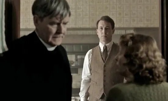 Frank hört sich die Steinkreis-Saga in %26bdquo;Outlander%26ldquo; an. &copy; Starz