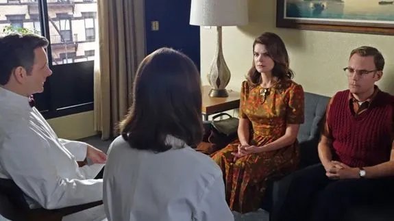 Barb (Betsy Brandt; 2. v. r.) und Lester (Kevin Christy; r.) wagen sich noch einmal zur Therapie. © Showtime