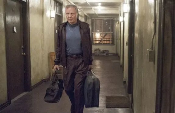 Macht den Abflug: Mick (Jon Voight) mit seinen wenigen Habseligkeiten. &copy; Showtime