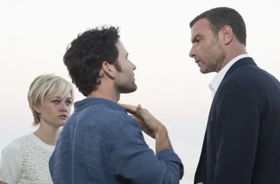 Ray (Liev Schreiber) zusammen mit Ashley (Ambyr Childers) und Steve Knight (Eion Bailey) &copy; Showtime