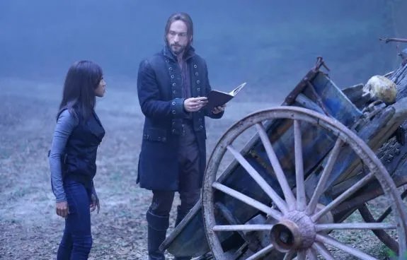 Ichabod (Tom Mison) und Abbie (Nicole Beharie) bereiten das Beschwörungsritual vor. &copy; FOX