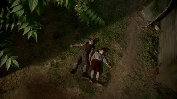 Die jungen Nucky (Nolan Lyons) und Eli Thompson (Oakes Fegley) träumen ihrer Zukunft entgegen. &copy; HBO
