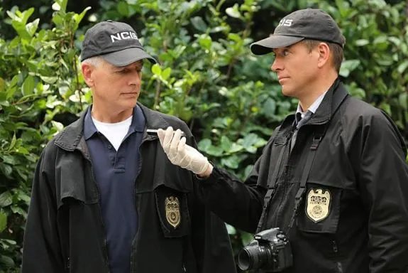 Gibbs (Mark Harmon) gemeinsam mit DiNozzo (Michael Weatherly) am Tatort &copy; CBS