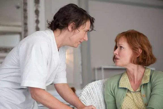 Gillian (Gretchen Mol; r.) befindet sich in misslicher Lage. &copy; HBO