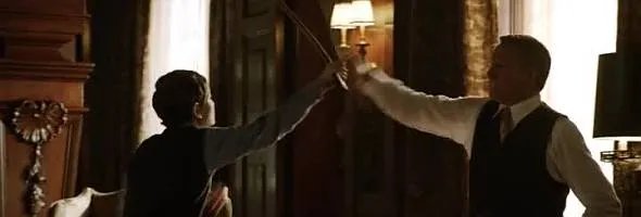 Alfred (Sean Pertwee) und Bruce (David Mazouz) geben sich ein stöckerschlagendes Stelldichein. &copy; FOX