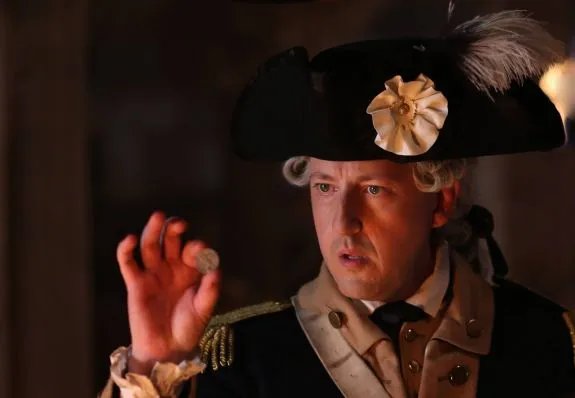 Benedict Arnold (Scott Poythress) mit der vermaledeiten Münze &copy; FOX