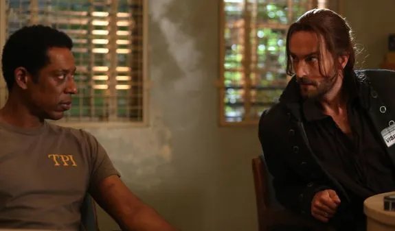Ichabod spricht dem inhaftierten Irving (Orlando Jones) Mut zu. &copy; FOX