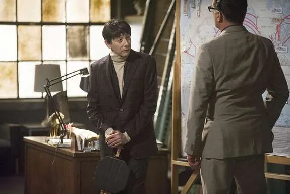 Der ominöse Vargas (Paul Reubens; l.) und sein spĂ€ters Opfer Niko (Joseph Siravo) © NBC