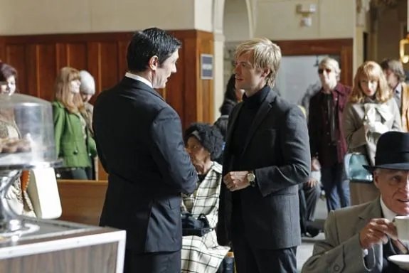 Adam Campbell als junger Mallard (r.)