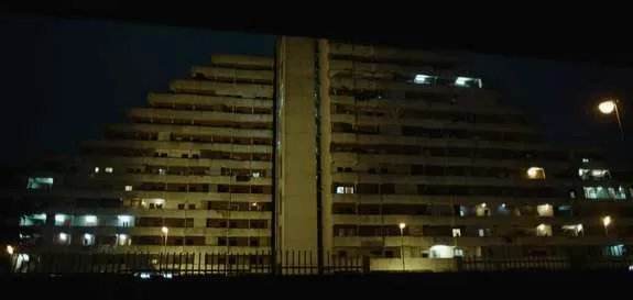 Hochhäuser sehen nachts aus wie gestrandete Raumschiffe. &copy; Sky Atlantic HD