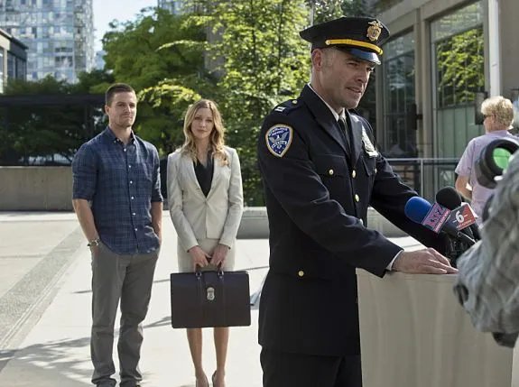 Szenenfoto aus der Episode %26bdquo;The Calm%26ldquo; der US-Serie %26bdquo;Arrow%26ldquo; &copy; The CW