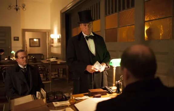 Cpt. Robertson (Grainger Hines) und Barrow (Jeremy Bobb) holen Thackery aus dem Kittchen. &copy; Cinemax
