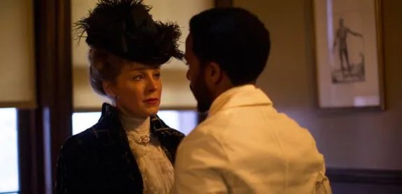 Cornelia (Juliet Rylance) überbringt Dr. Edwards (André Holland) die Neuigkeiten. &copy; Cinemax
