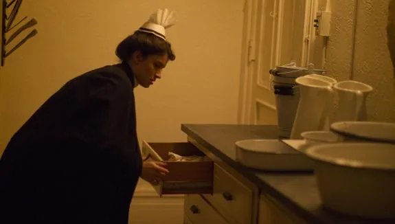 Elkins (Eve Hewson) auf der Suche nach Kokain. &copy; Cinemax