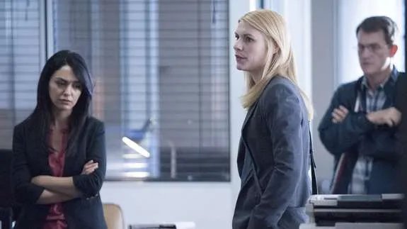 Wiedervereintes Team: Carrie (Claire Danes; m.); Fara (Nazanin Boniadi; l.) und Max (Maury Sterling) &copy; Showtime