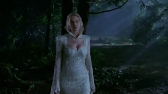 Die Snow Queen (Elizabeth Mitchell) vor ihrem Treffen mit Mr. Gold. &copy; ABC