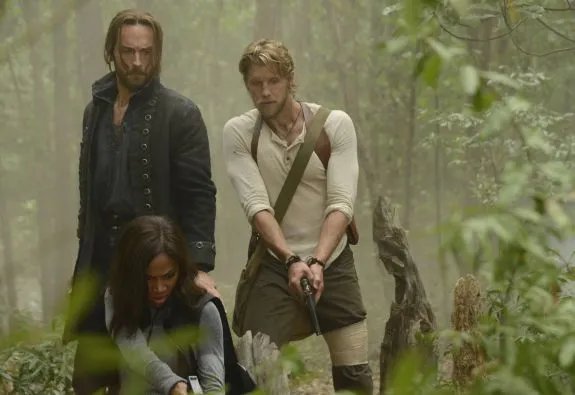 Abbie (Nicole Beharie); Ichabod (Tom Mison) und Hawley (Matt Barr) machen gemeinsame Sache. &copy; FOX