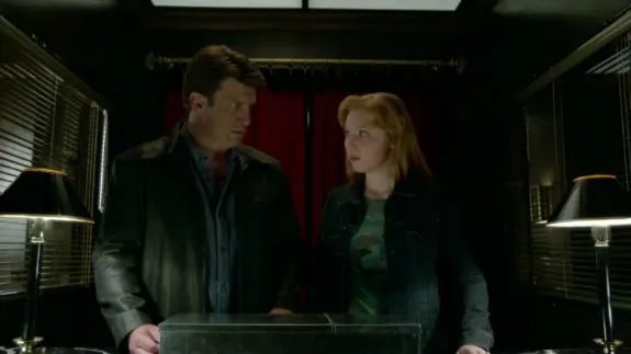 Castle (Nathan Fillion) und Alexis (Molly C. Quinn) folgen der Spur der Hinweise. &copy; ABC