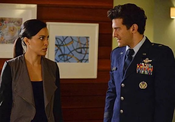 Maya Stojan und Simon Kassianides als Agent 33 und Bakshi in âMarvel%26#039,s Agents of S.H.I.E.L.D.â
