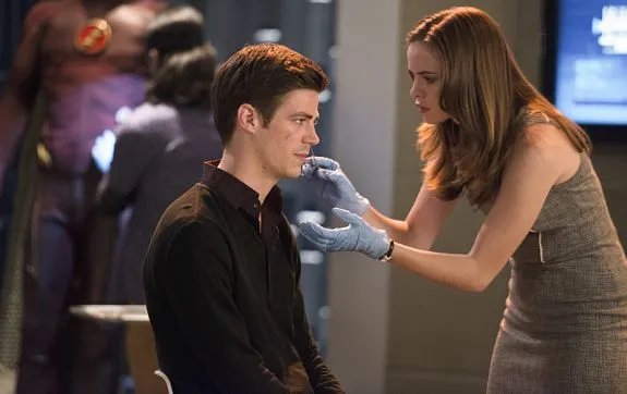 Barry (Grant Gustin) wird von Caitlin (Danielle Panabaker) verarztet. &copy; The CW