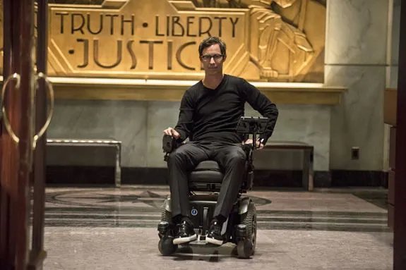 Weiterhin mit geheimen Plänen: Dr. Harrison Wells (Tom Cavanagh) &copy; The CW