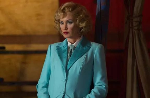 Elsa (Jessica Lange) sieht ihre Felle davonschwimmen. &copy; FX