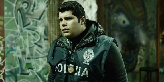 Als Polizist verkleidet betrachtet Genny (Salvatore Esposito) schockiert das Ausmaß des Angriffs. &copy; Sky