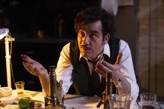 Treibt sich selbst immer weiter an: Dr. John Thackery (Clive Owen). &copy; Cinemax