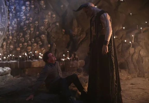 Henry (John Noble) wird von Moloch in seine Schranken gewiesen. &copy; FOX