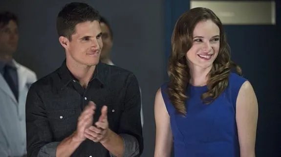 Caitlin (Danielle Panabaker) zusammen mit ihrem Verlobten Ronnie (Robbie Amell) &copy; The CW