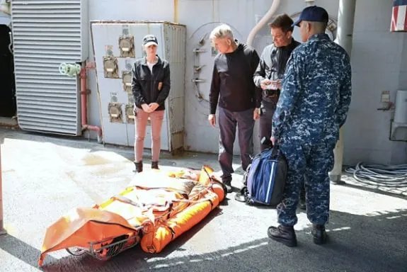 Gibbs (Mark Harmon) und Co betrachten die angespülte Leiche. &copy; CBS