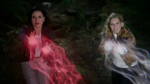 Regina (Lana Parilla) und Emma (Jennifer Morrison) arbeiten zusammen.