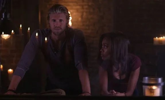 Hawley (Matt Barr) gemeinsam mit Abbie (Nicole Beharie) &copy; FOX