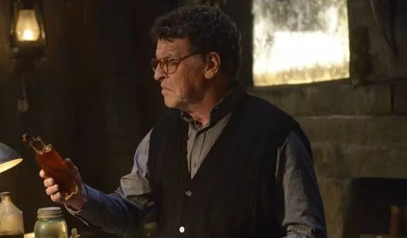 Giftmischer Henry (John Noble) bei der Tat &copy; FOX