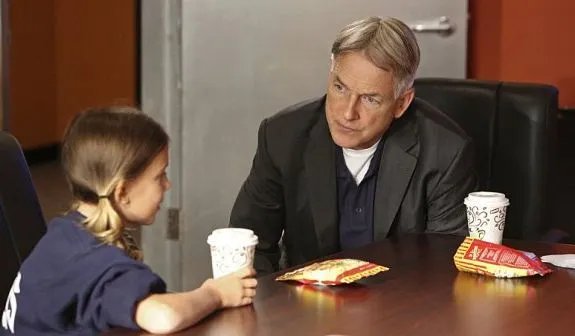 Gibbs (Mark Harmon) kümmert sich um die kleine Rachel (Millie Bobby Brown). &copy; CBS