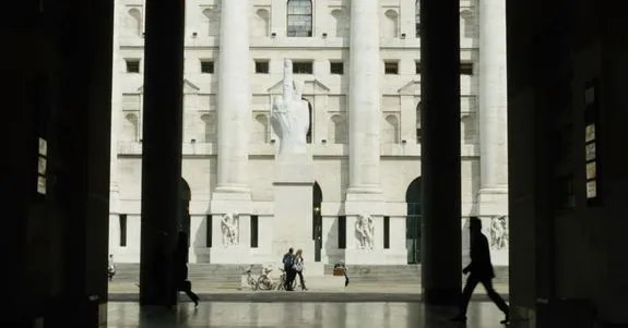 Während ihres Mailand-Besuchs kommen die Savastanos auch am berühmten Mittelfinger vor der Börse vorbei. &copy; Sky Italia