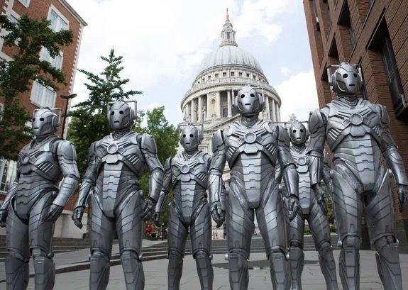 Haben der St Paul%26#039;s Cathedral schon einmal einen Besuch abgestattet: die Cybermen © BBC