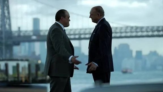 Maroni (David Zayas) und Falcone (John Doman) scheinen sich einig zu sein. &copy; FOX