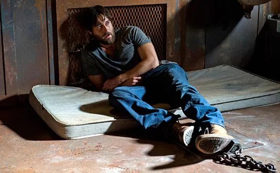 Tom (Ryan Eggold) wird an der kurzen Leine gehalten. &copy; NBC