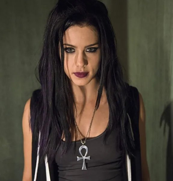 Szenenfoto aus der Episode %26bdquo;Secret Origin of Felicity Smoak%26ldquo; © The CW